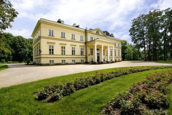 Nový zámek v Kostelci nad Orlicí obklopený parkem s růžovými záhony