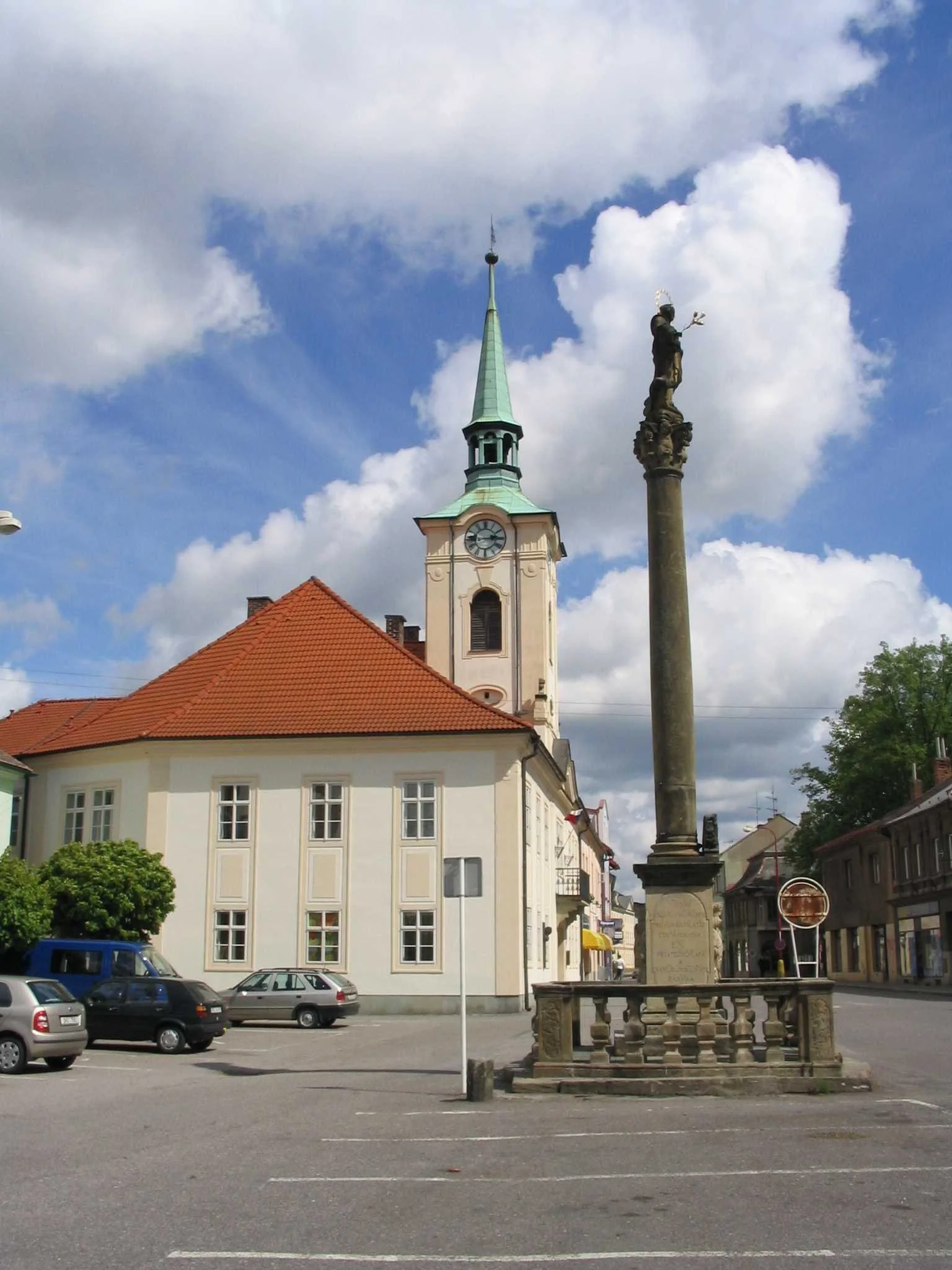 Náměstí s kostelní věží, mariánským sloupem a historickými domy
