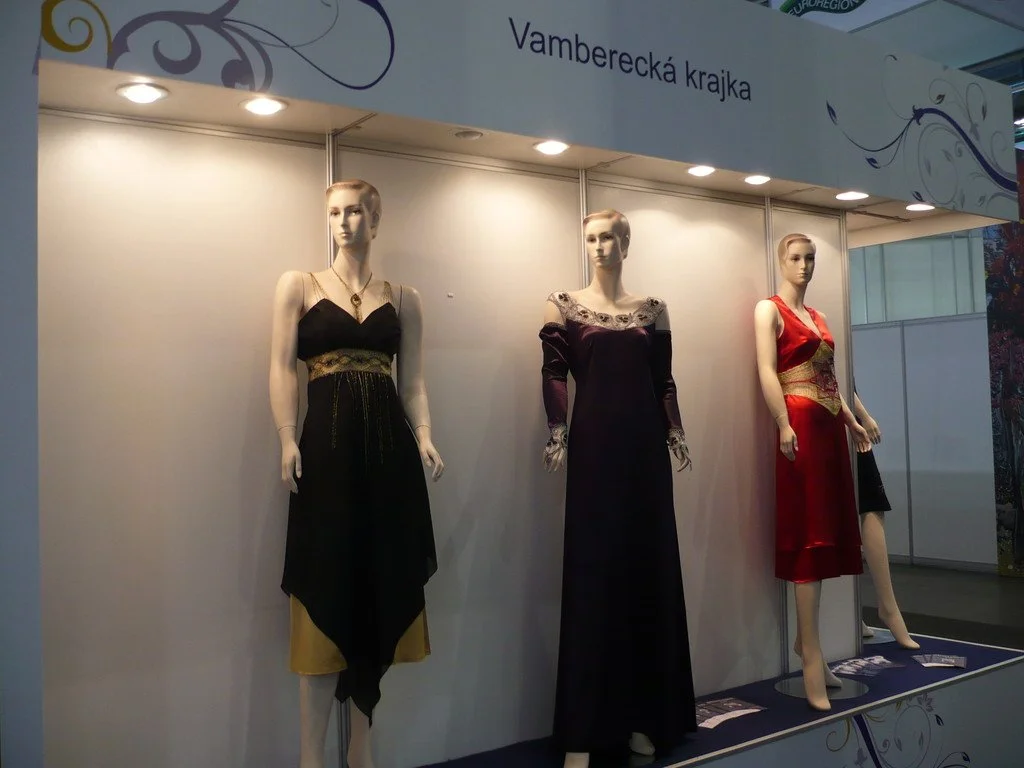 Figuríny ve večerních šatech na stánku Vamberecké krajky