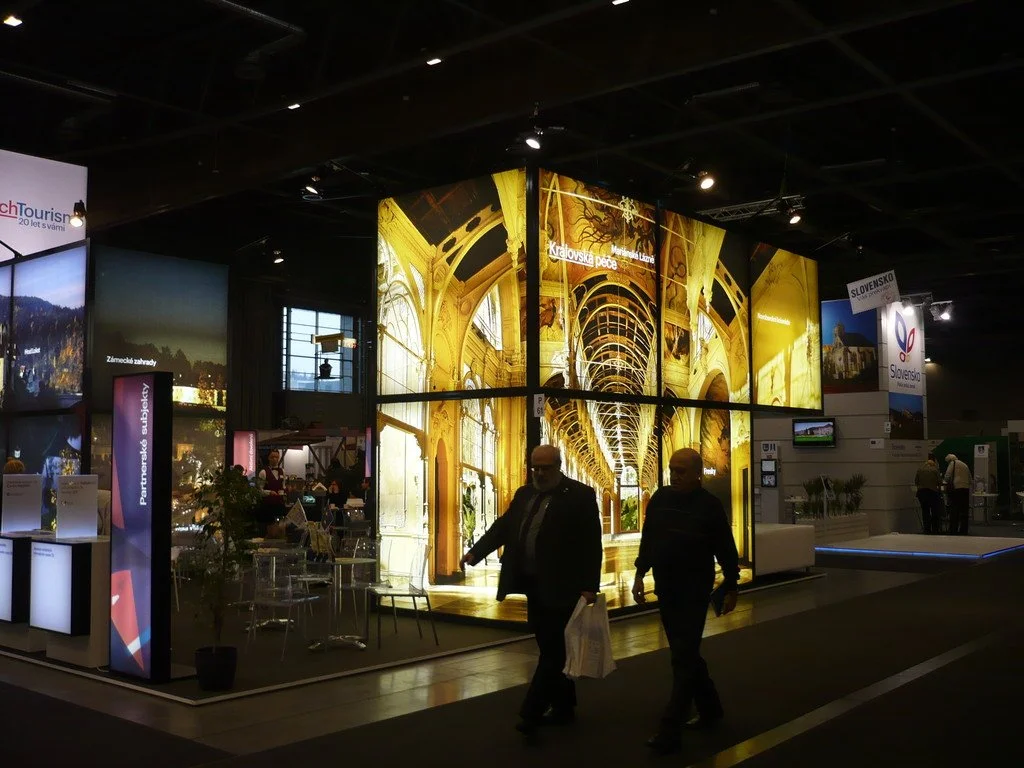 Podsvícená expozice lázeňské kolonády na veletrhu cestovního ruchu