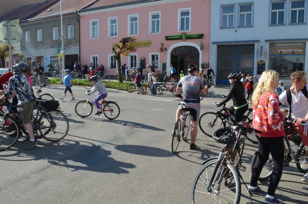 Cyklisté se shromažďují před hospodou s pivovarem