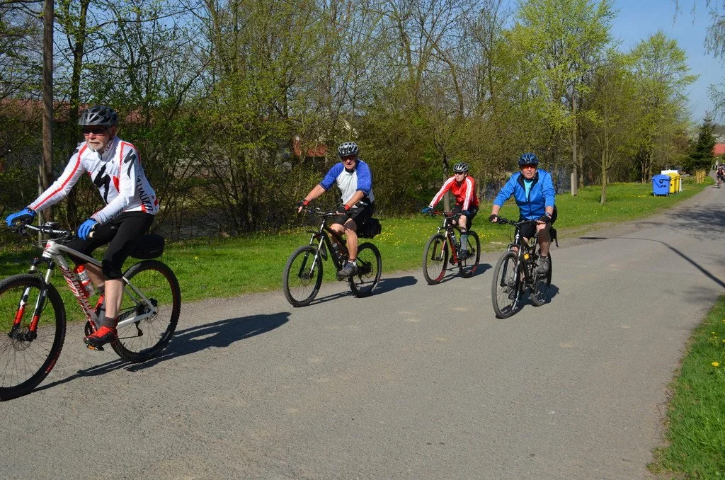 Čtyři cyklisté jedou po cyklostezce