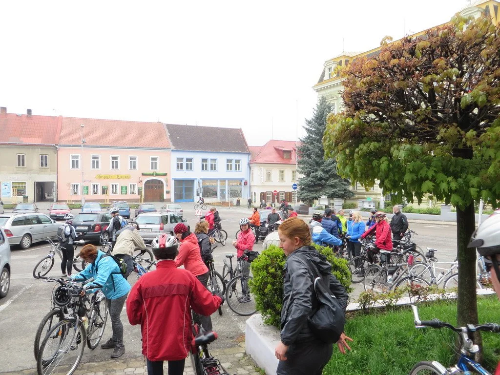 Velká skupina cyklistů s koly v ulici města