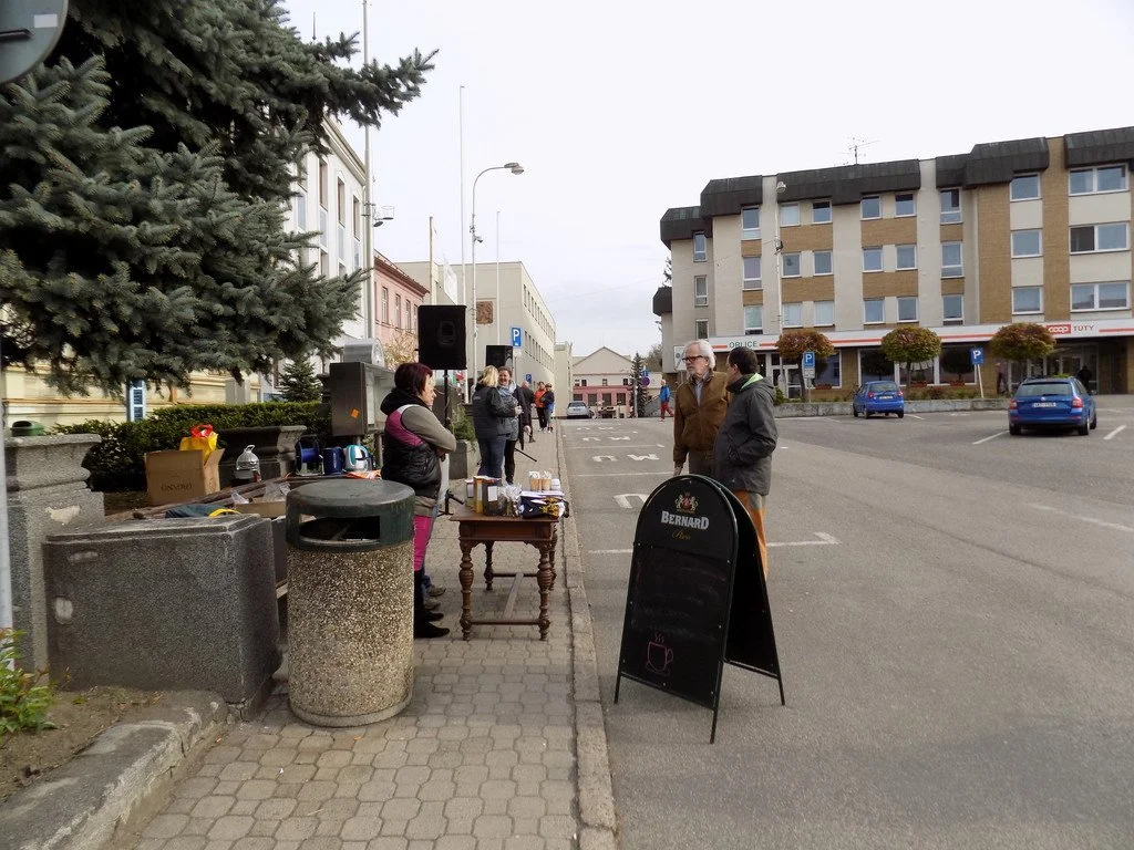 Prodejní stolek a reklamní tabule na chodníku v ulici