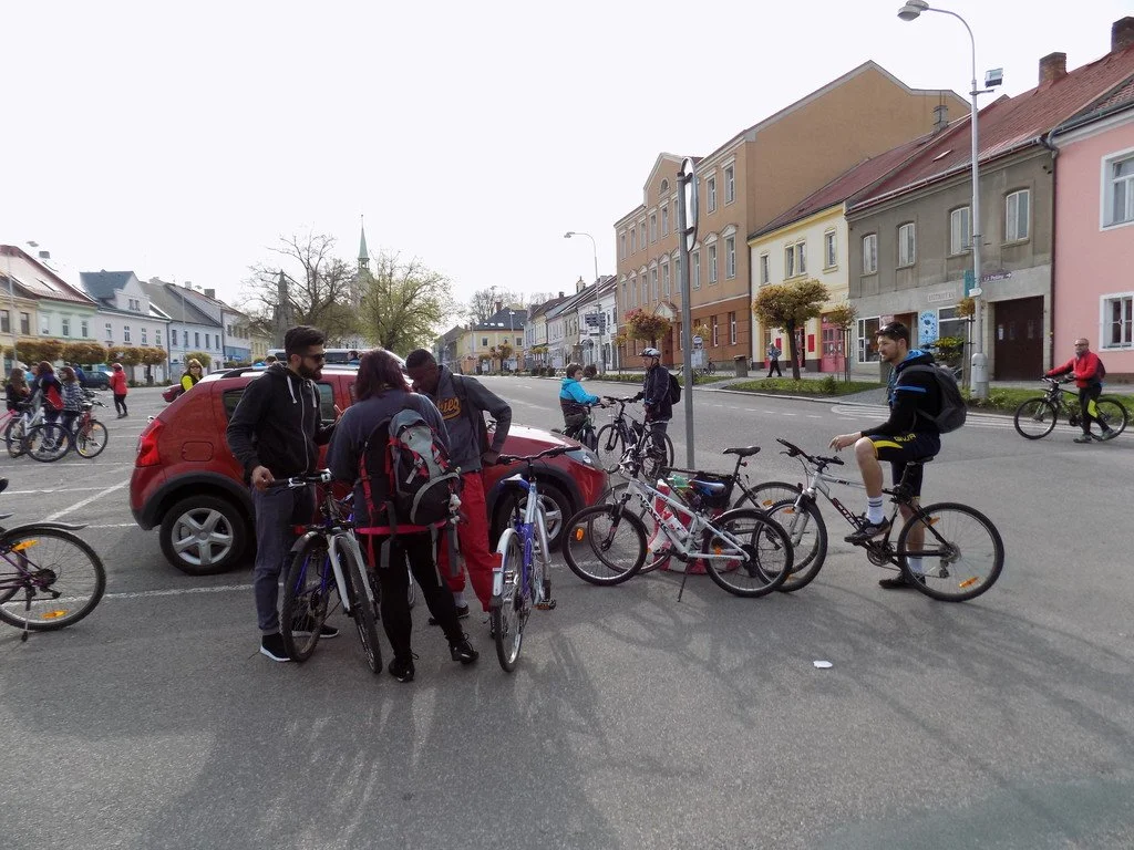 Cyklisté se srocují s koly na náměstí před vyjezdem