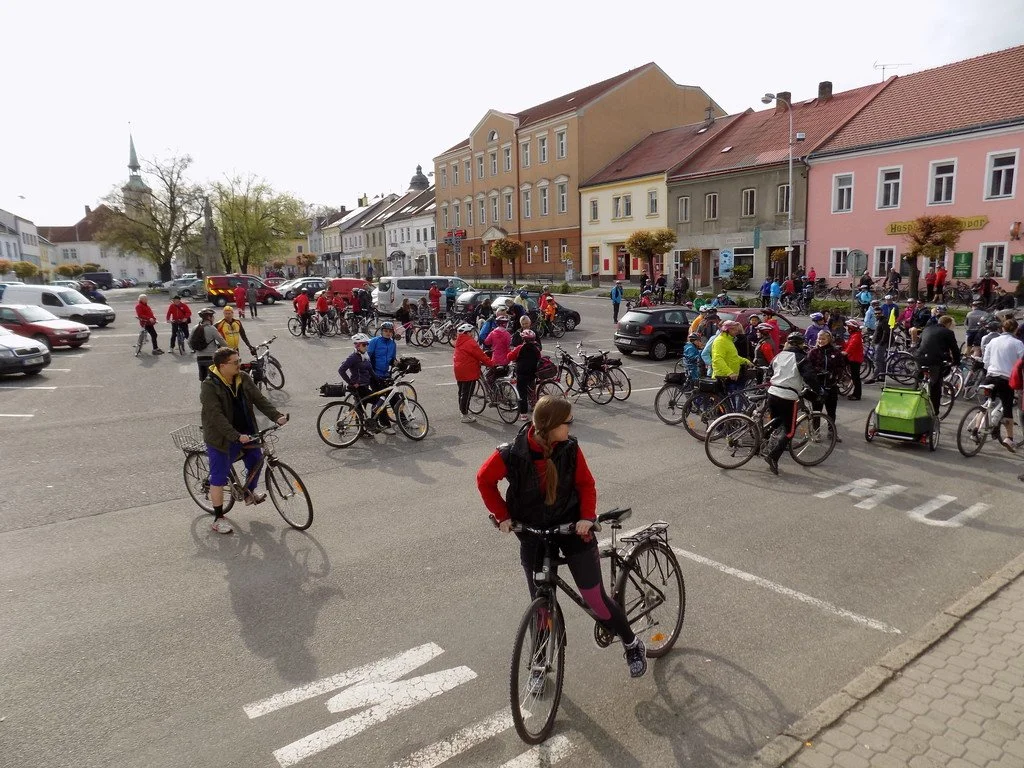 Cyklisté shromáždění na náměstí před zahájením cyklistické sezóny