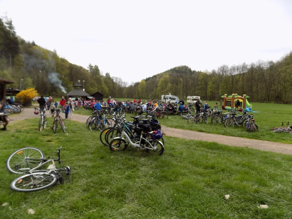 Cyklista s kolem u odpočinkové zastávky s reproduktorem