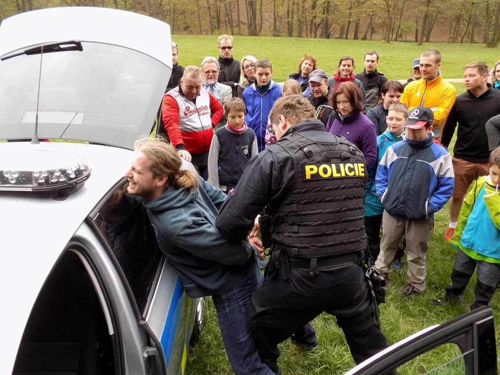 Policista při ukázce zákroku před davem diváků na akci