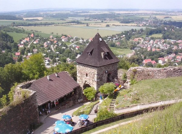 Kamenná věž zříceniny hradu s výhledem na vesnici a krajinu Podorlicka
