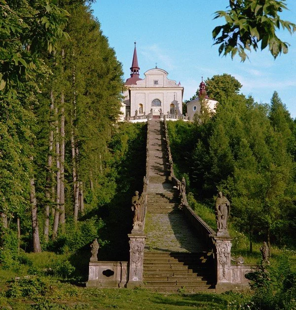 Barokní poutní kostel na kopci s monumentálním schodištěm a sochami