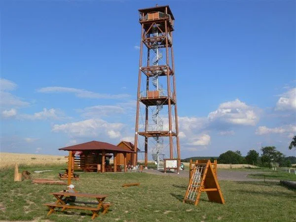 Dřevěná rozhledna s vyhlídkovým altánem a piknikovými stoly