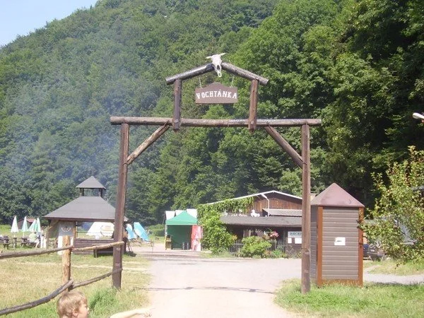 Dřevěná vstupní brána s nápisem Vochtánka do rekreačního areálu