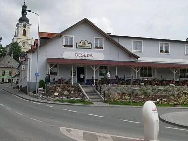 Restaurace Beseda s věží kostela v pozadí