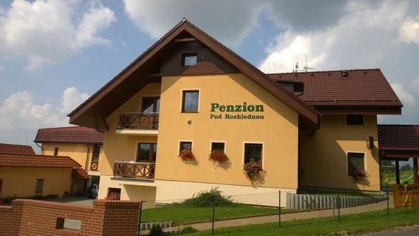 Penzion Pod Rozhlednou s balkony a truhlíky plnými květin