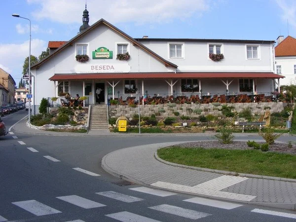 Restaurace Beseda na křižovatce s venkovní terasou a záhony