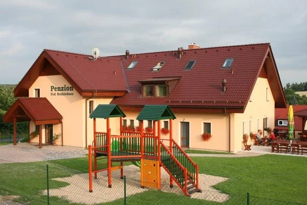 Penzion Pod Rozhlednou s dětským hřištěm na zahradě