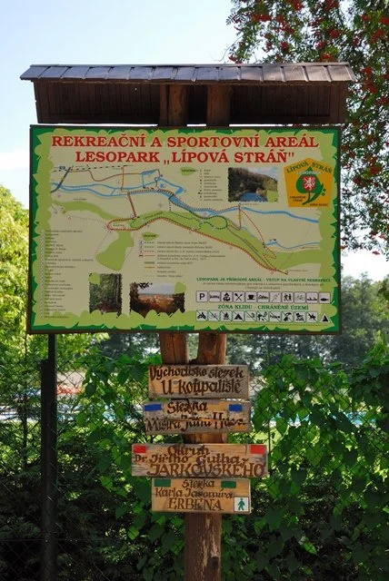 Informační tabule lesoparku Lípová stráň s mapou tras
