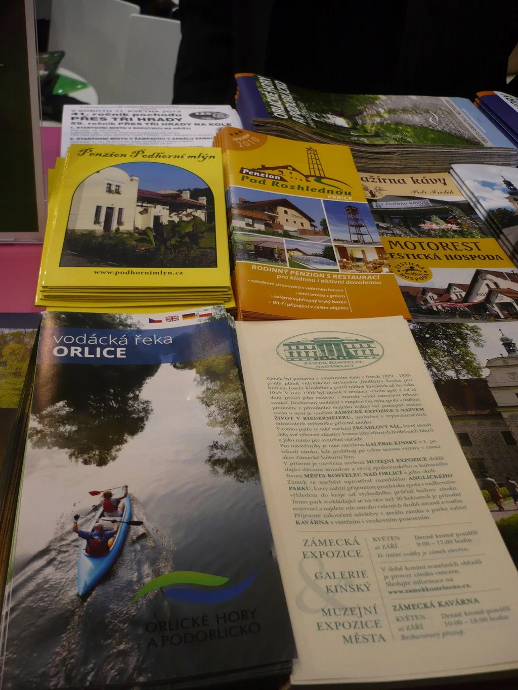 Turistické prospekty a brožury o Orlických horách a zámku Kostelec nad Orlicí