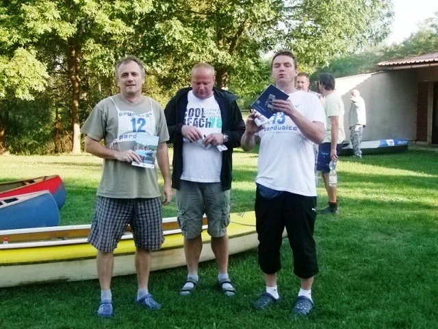 Klidná hladina řeky s odrazem stromů