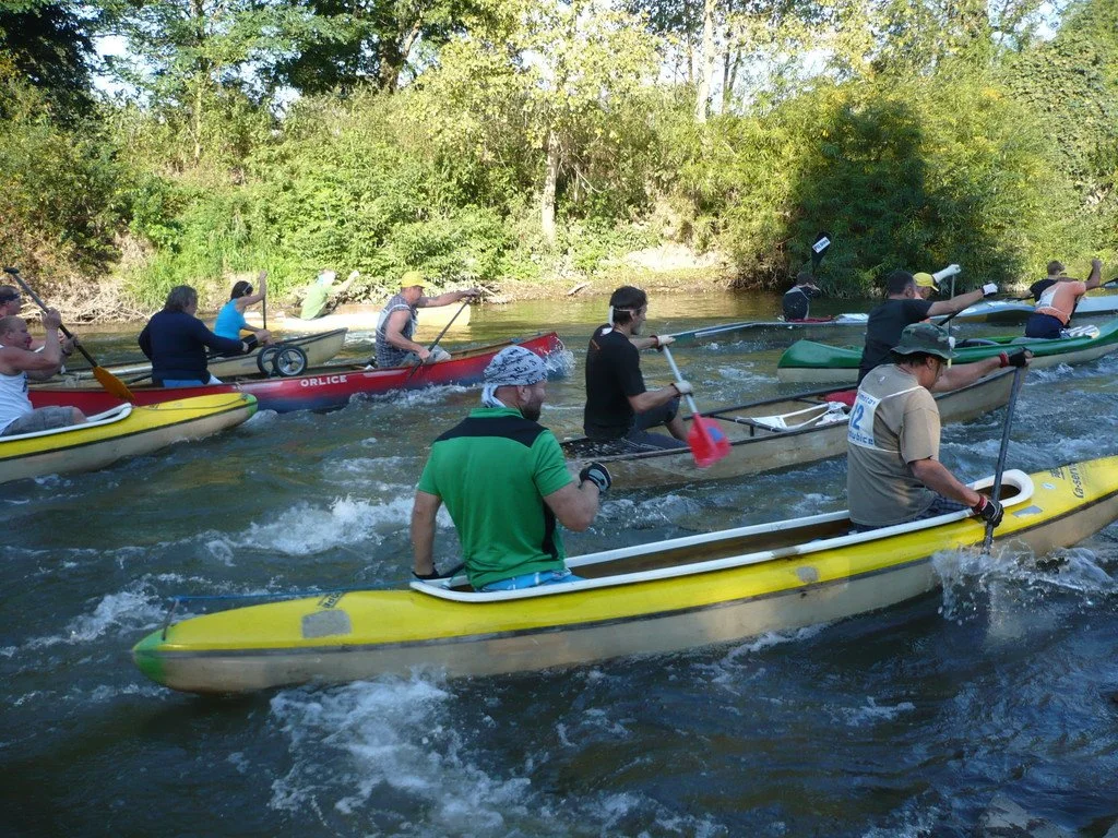 Vodáci v dřevěných kánoích na řece Orlici