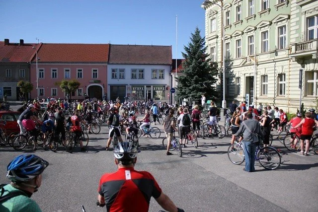 Cyklisté se srocují na náměstí před historickou budovou