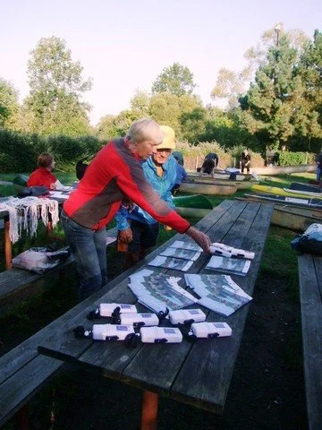 Žena rozkládá propagační materiály na stole