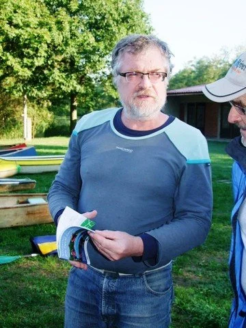Muž v čepici prohlíží mapu trasy